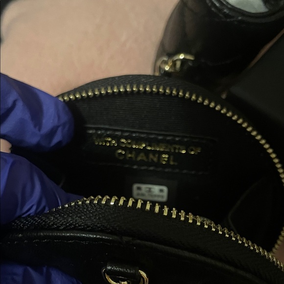 CHANEL Beaute VIP Black Quilted AirPod/wallet set - Picture 4 of 17